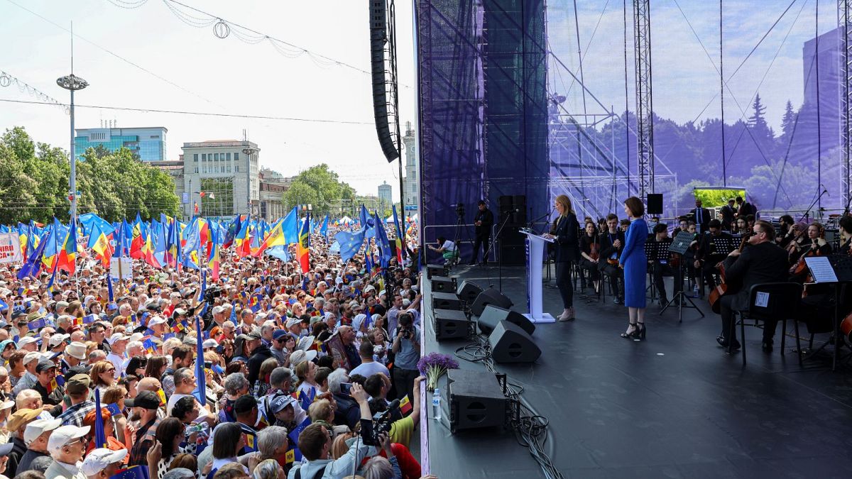 تظاهر عشرات آلاف المولدافيين المتطلعين للانضمام إلى الاتحاد الأوروبي
