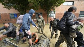 عمليات إنقاذ وإجلاء لضحايا الفيضانات في فينزا الإيطالية. 2023/05/18