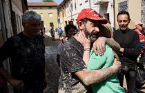 Η Τζιόρτζια Μελόνι αγκαλιάζει έναν από τους εθελοντές στις πληγείσες ζώνες της Ιταλίας