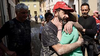Giorgia Meloni abraza a uno de los afectados por las severas inundaciones en el norte de Italia, el 21 de mayo de 2023