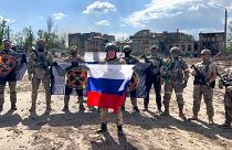 Глава ЧВК "Вагнер" Евгений Пригожин в окружении своих бойцов в Бахмуте