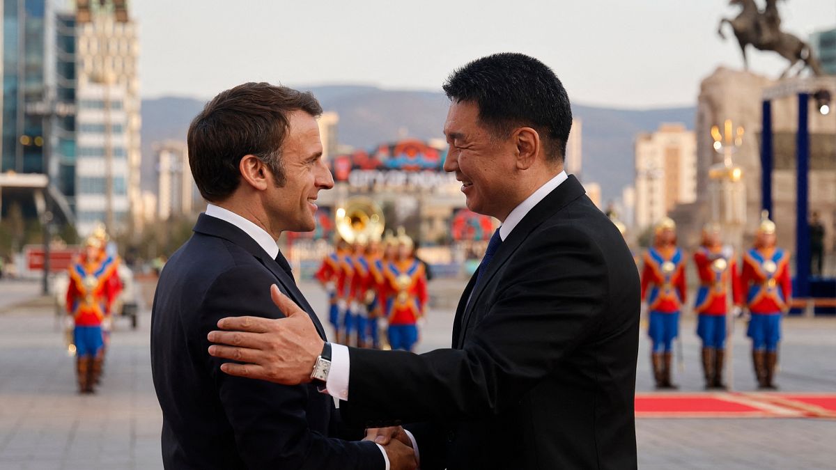 Emmanuel Macron, presidente de Francia, visita a Ukhnaagiin Khürelsükh, presidente de Mongolia. 