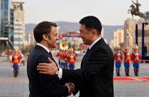 Der Präsident der Mongolei, Uchnaagiin Chürelsüch (r.), begrüßt seinen französischen Amtskollegen Emmanuel Macron
