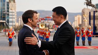Der Präsident der Mongolei, Uchnaagiin Chürelsüch (r.), begrüßt seinen französischen Amtskollegen Emmanuel Macron