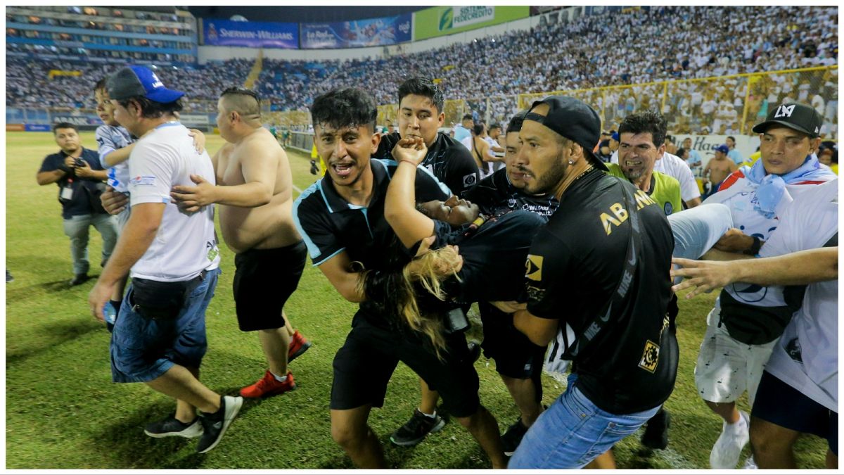 نقل مشجع مصاب من ملعب كوسكاتلان في سان سلفادور، السلفادور، السبت 20 مايو 2023.