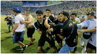 نقل مشجع مصاب من ملعب كوسكاتلان في سان سلفادور، السلفادور، السبت 20 مايو 2023.