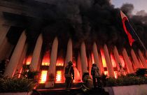 Bomberos apagan las llamas que se propagaron en el edificio de la Oficina Central de Correos de Manila, en Filipinas