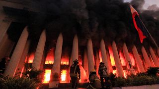 Bomberos apagan las llamas que se propagaron en el edificio de la Oficina Central de Correos de Manila, en Filipinas