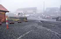 Vulkáni hamuval borított parkoló az Etna tűzhányó kitörése után a szicíliai Nicolisiben 2023. május 21-én
