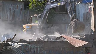Le operazioni di demolizione della baraccopoli Talus 2 nella città di Koungou a Mayotte.