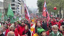 As ruas do centro de Bruxelas encheram-se sobretudo com as cores verde e vernelho, dos vários sindciatos aderentes à manifestação e greve