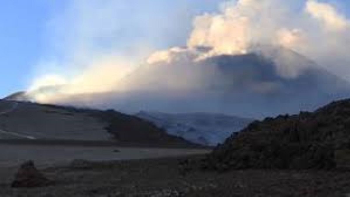 El volcán Etna entró en erupción, arrojando cenizas sobre Catania, en Sicilia, Italia.