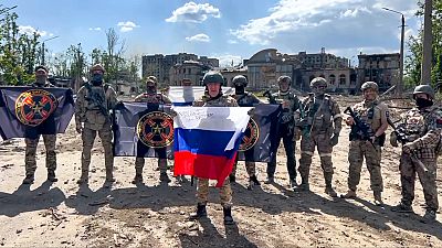In diesem vom Prigoschin-Pressedienst veröffentlichten Bildmaterial hält Wagner-Chef Prigoschin, eine russische Nationalflagge vor seinen Soldaten in Bachmut, Ukraine