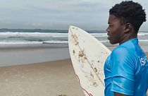 Un joven observa las olas en Lagos, Nigeria