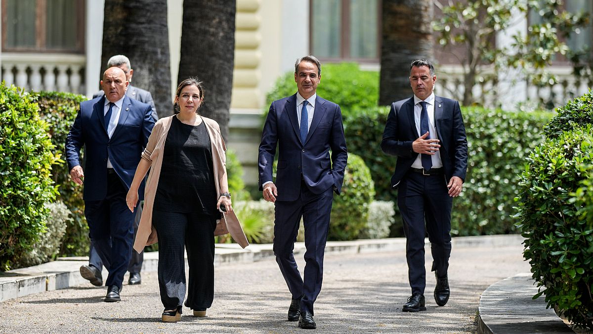 Премьер-министр Греции Кириакос Мицотакис с президентом Катериной Сакелларопулу в Президентском дворце в Афинах