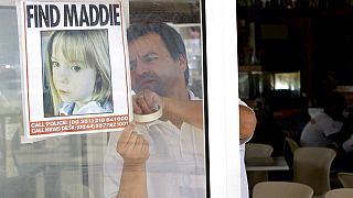 Une affiche avec le visage de la jeune Maddie, collée sur une porte vitrée