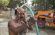 عامل هندي في أحد مواقع البناء في يوم حار في براياجراج، شمال ولاية أوتار براديش، الهند، 22 مايو 2023.