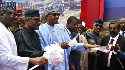 Nigeria : Buhari inaugure la méga-raffinerie Dangote