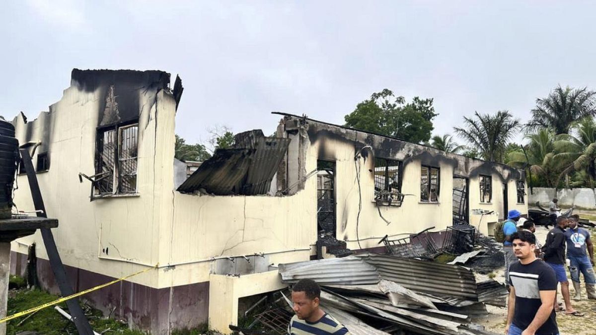 Здание общежития для девочек, где произошел пожар. Махдия, Гайана. 22 мая 2023 года