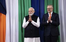 رئيس الوزراء الهندي ناريندرا مودي ، إلى اليسار ، ورئيس الوزراء الأسترالي أنتوني ألبانيز يصلان لحضور حدث للجالية الهندية في سيدني، يوم الثلاثاء، 23 مايو، 2023.