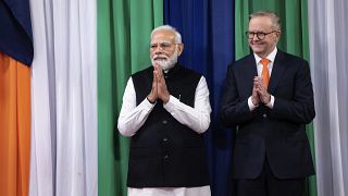 رئيس الوزراء الهندي ناريندرا مودي ، إلى اليسار ، ورئيس الوزراء الأسترالي أنتوني ألبانيز يصلان لحضور حدث للجالية الهندية في سيدني، يوم الثلاثاء، 23 مايو، 2023.