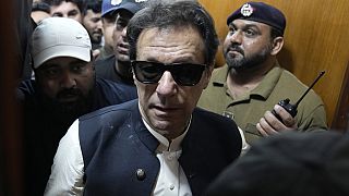 Imran Khan a su salida del tribunal, en Lahore, Pakistán, el viernes 19 de mayo de 2023