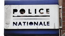 لافتة أمام مركز الشرطة المركزي في روبيه، شمال فرنسا.