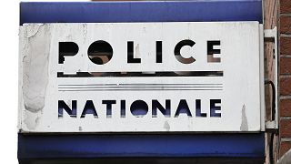 لافتة أمام مركز الشرطة المركزي في روبيه، شمال فرنسا.