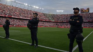 عناصر من الشرطة الإسبانية في مباراة كرة القدم في الدوري الإسباني في ملعب رامون سانشيز بيزخوان في إشبيلية.