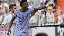 Vinicius acusa a un aficionado de insultos racistas durante el partido de LaLiga entre el Real Madrid y el Valencia el 21 de mayo de 2023.