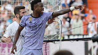Vinicius acusa a un aficionado de insultos racistas durante el partido de LaLiga entre el Real Madrid y el Valencia el 21 de mayo de 2023.