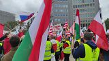 I manifestanti si sono radunati nella rotonda Schuman, di fronte alla Commissione europea
