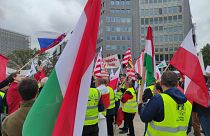 I manifestanti si sono radunati nella rotonda Schuman, di fronte alla Commissione europea