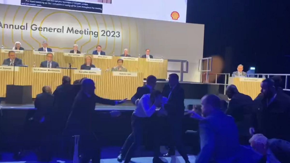 Climate protesters also attempted to storm the stage at Shell's AGM this morning.