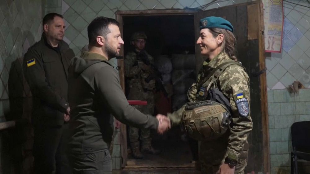 Guerre en Ukraine : Volodymyr Zelensky rencontre des soldats sur le front