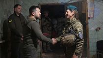 Le Président ukrainien Volodymyr Zelensky récompense les soldats sur le front de Donetsk