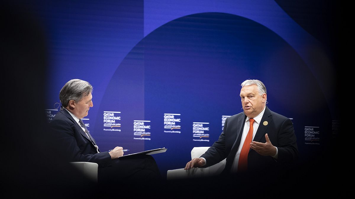 Orbán Viktor a Bloomberg főszerkesztőjével beszélget Katarban