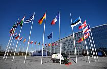أعلام الدول الأعضاء في الحلف الأطلسي خارج مقر الناتو في بروكسل، بلجيكا. 