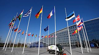 أعلام الدول الأعضاء في الحلف الأطلسي خارج مقر الناتو في بروكسل، بلجيكا. 