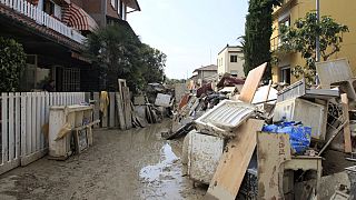 Los enseres domésticos se amontonan fuera de un edificio tras las fuertes inundaciones, en Faenza, Italia, lunes 22 de mayo de 2023