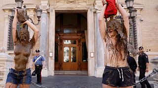 فعالان محیط زیست در رم ایتالیا برهنه و گل‌آلود، ۲۳ مه ۲۰۲۳