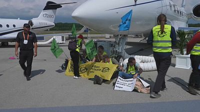نشطاء المناخ يغلقون مدرج المطار في جنيف، سويسرا