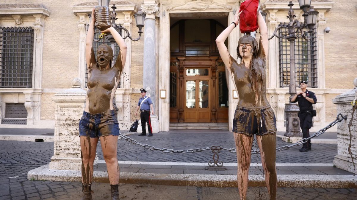 Ativistas climáticas cobrem-se de lama, em Roma, Itália