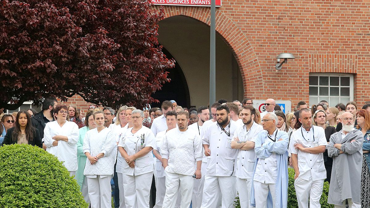 Dipendenti dell'ospedale universitario di Reims radunati in commemorazione dell'infermiera uccisa
