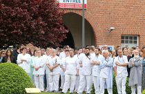 Dipendenti dell'ospedale universitario di Reims radunati in commemorazione dell'infermiera uccisa