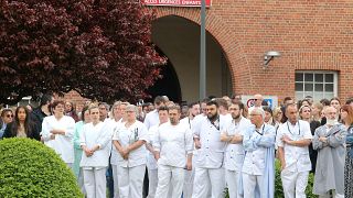Les employés de l'hôpital de Reims lors de l'hommage à l'infirmière tuée, mardi 23 mai 2023