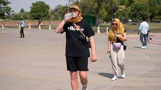 Иностранный турист пьет воду в Нью-Дели, Индия. 23 мая 2023.