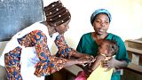 Una niña es vacunada en República Democrática del Congo, el 23 de mayo de 2023
