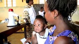 Un enfant en bas âge est vacciné contre la rougeole dans un centre à Temba, près de Seke Banza, dans l'ouest de la RDC, le 3 mars 2020
