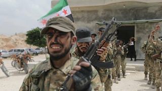 مقاتلون تابعون للقوات التي تدعمها تركيا في الشمال السوري أثناء التدريب في بلدة تادف